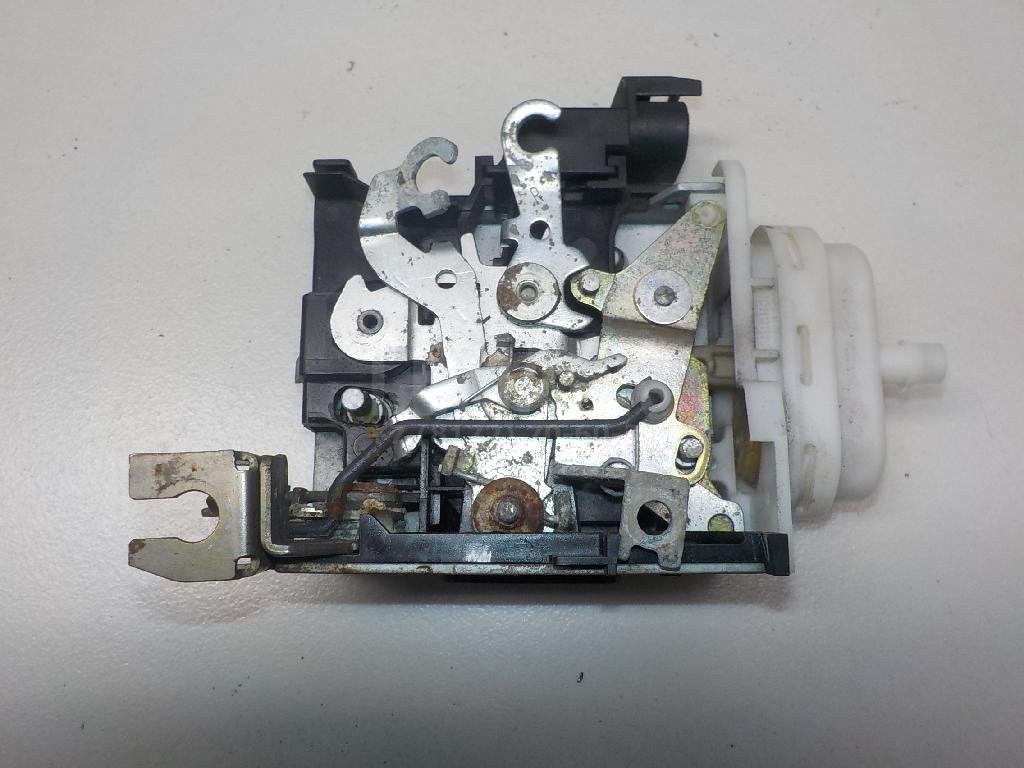 Замок двери передней правой