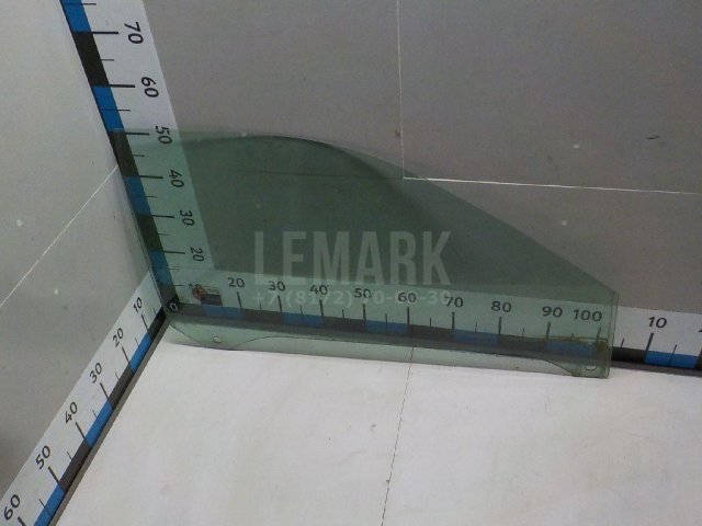 Стекло двери передней правой