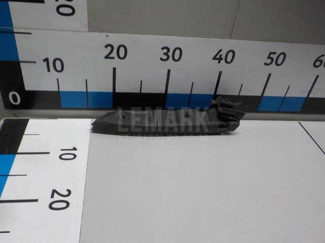 Направляющая переднего бампера правая