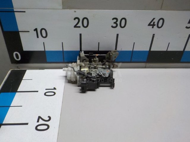 Замок двери передней правой