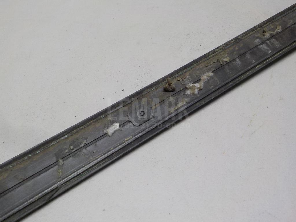 Молдинг передней левой двери