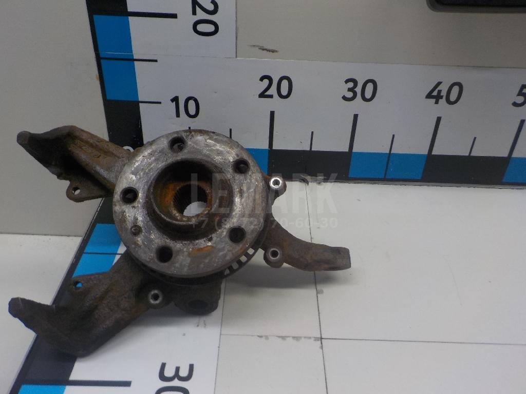 Кулак поворотный передний левый