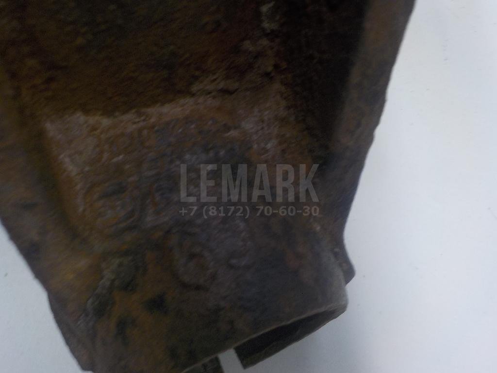 Кулак поворотный передний левый