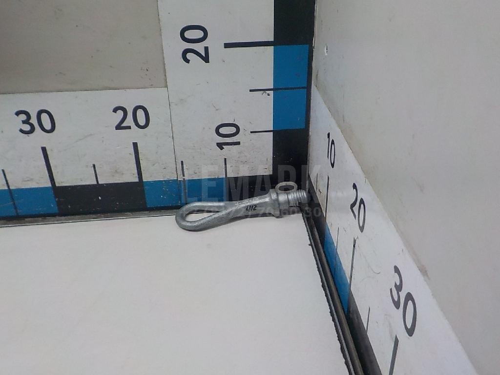 Крюк буксировочный