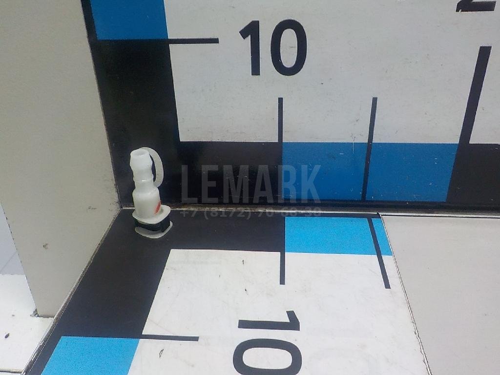 Штуцер трубки омывателя