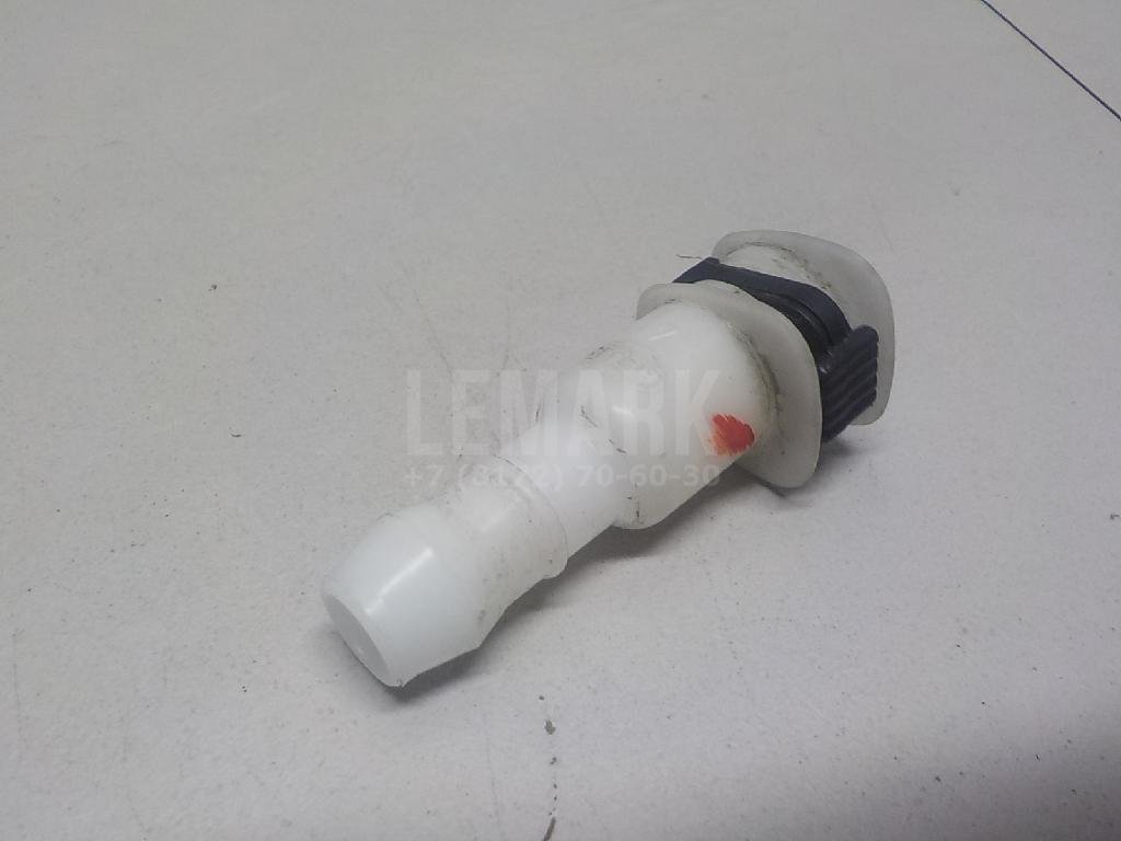 Штуцер трубки омывателя