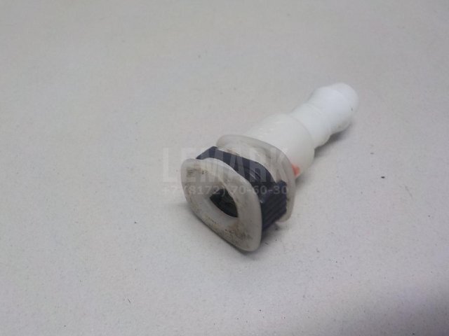 Штуцер трубки омывателя