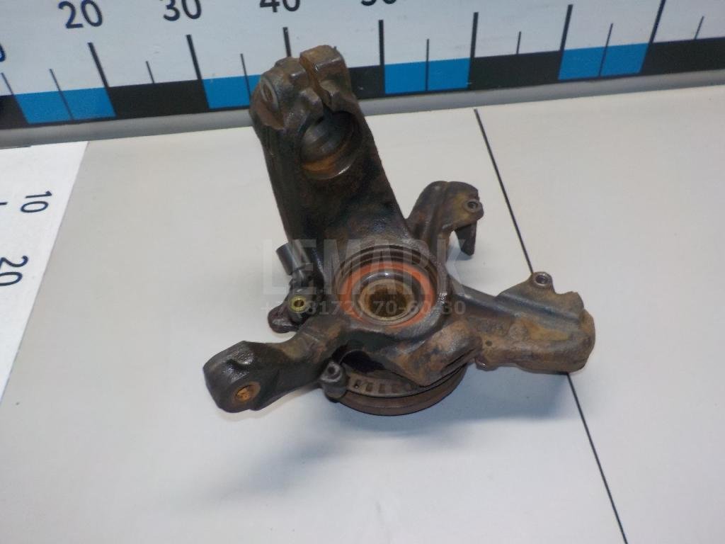 Кулак поворотный передний левый