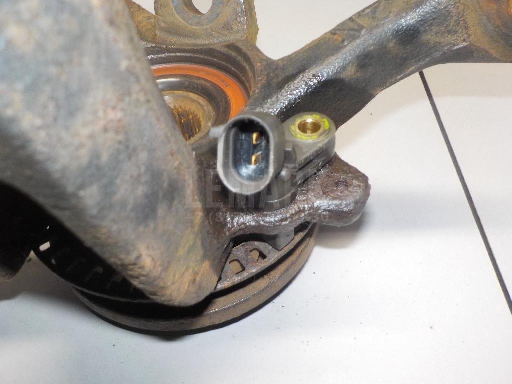 Кулак поворотный передний левый