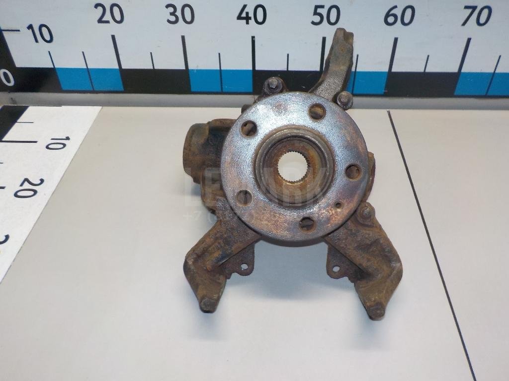 Кулак поворотный передний левый