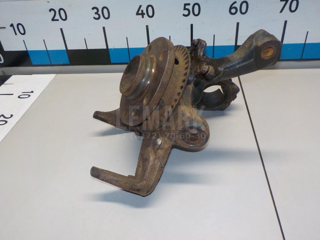 Кулак поворотный передний левый