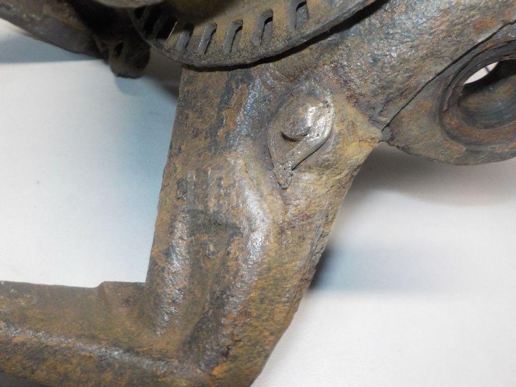 Кулак поворотный передний левый