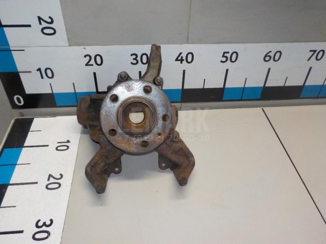 Кулак поворотный передний левый