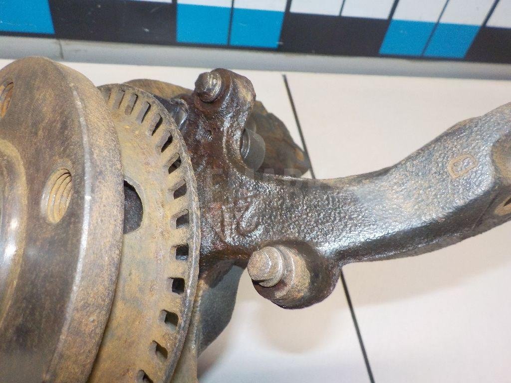 Кулак поворотный передний левый