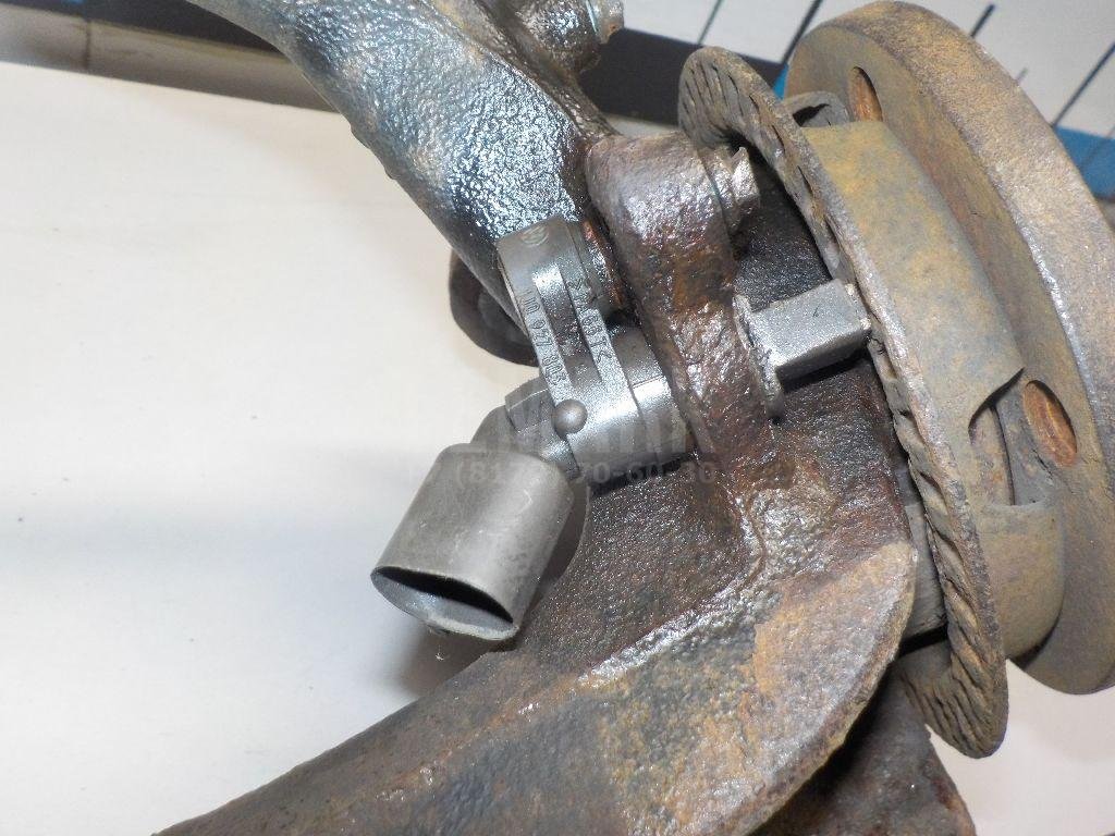 Кулак поворотный передний левый