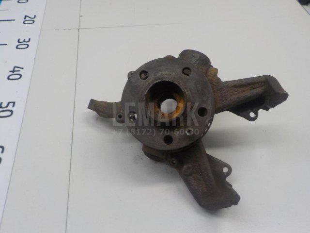 Кулак поворотный передний правый