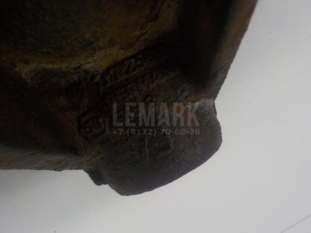 Кулак поворотный передний правый