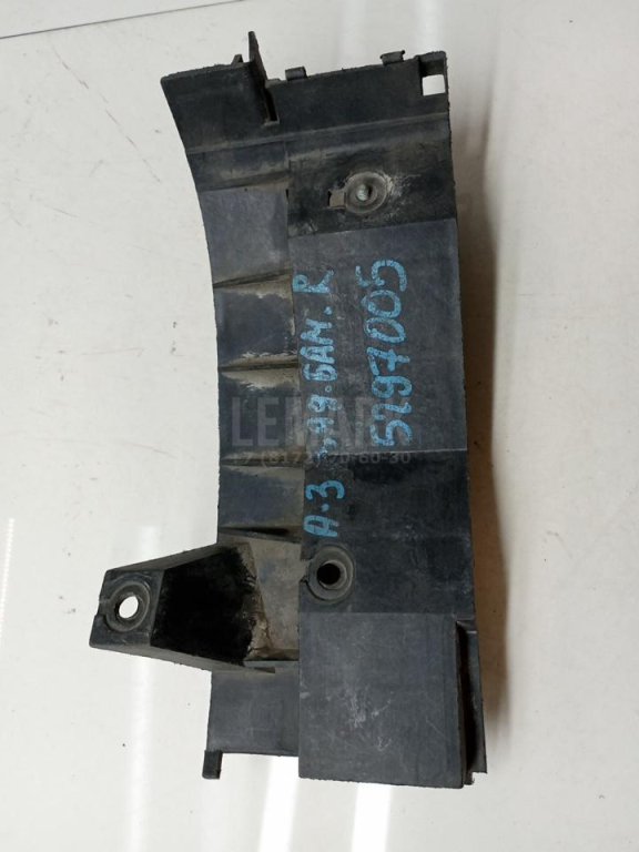 Направляющая заднего бампера правая