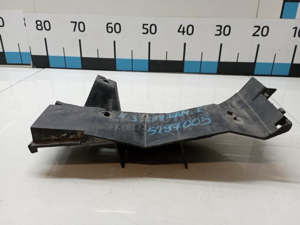 Направляющая заднего бампера правая