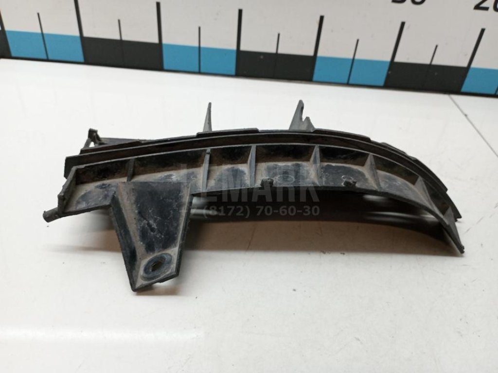 Направляющая заднего бампера правая