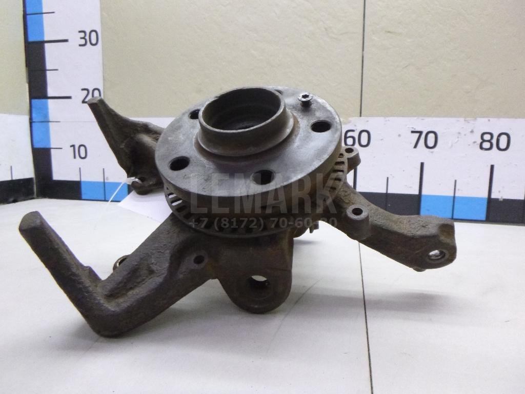 Кулак поворотный передний левый