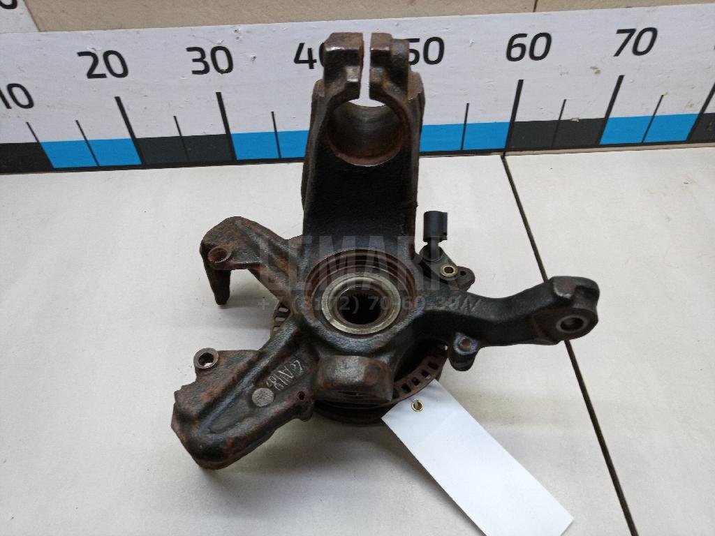 Кулак поворотный передний правый