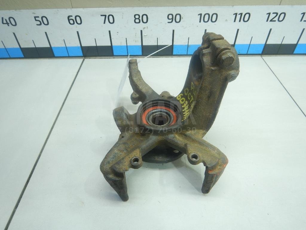 Кулак поворотный передний левый