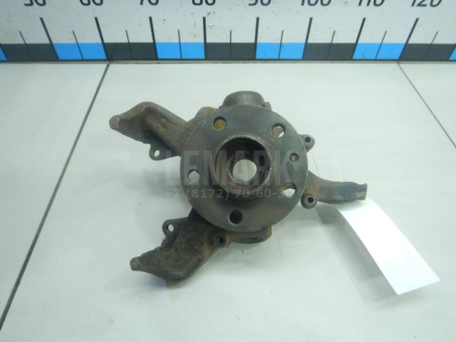 Кулак поворотный передний левый