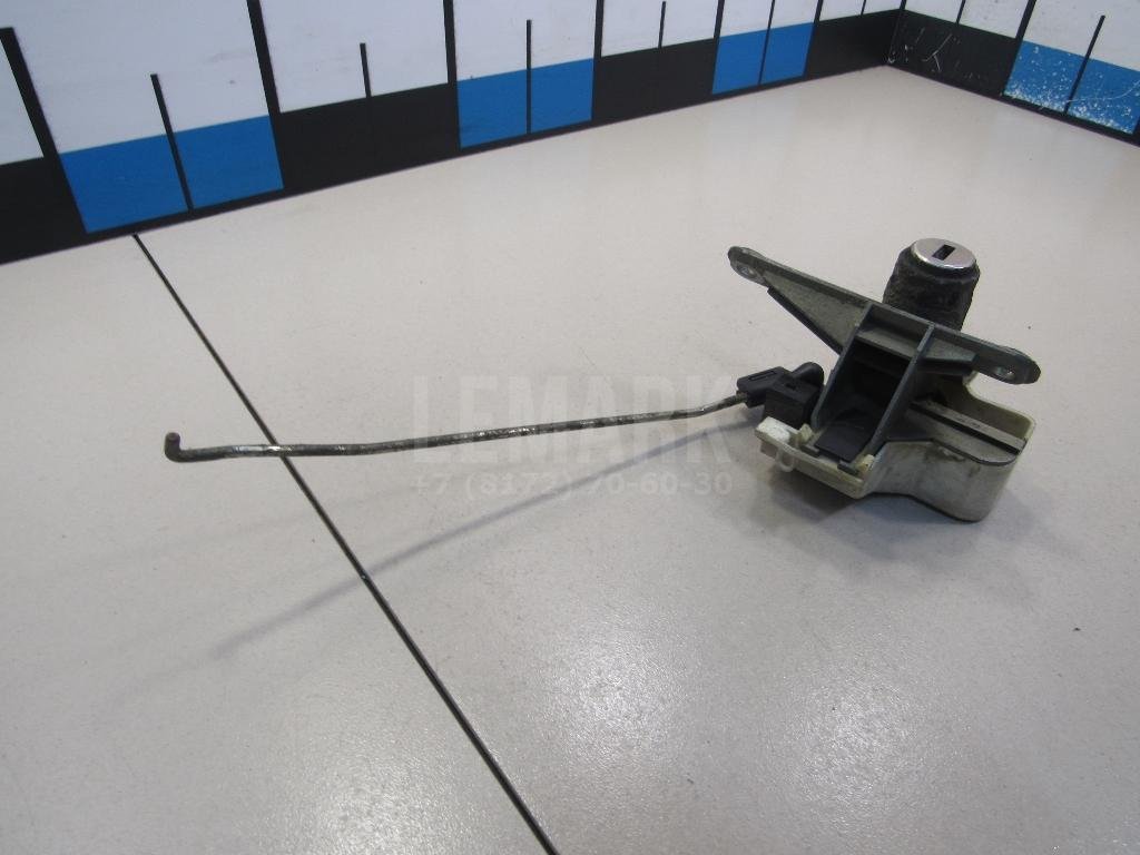 Вставка замка багажника