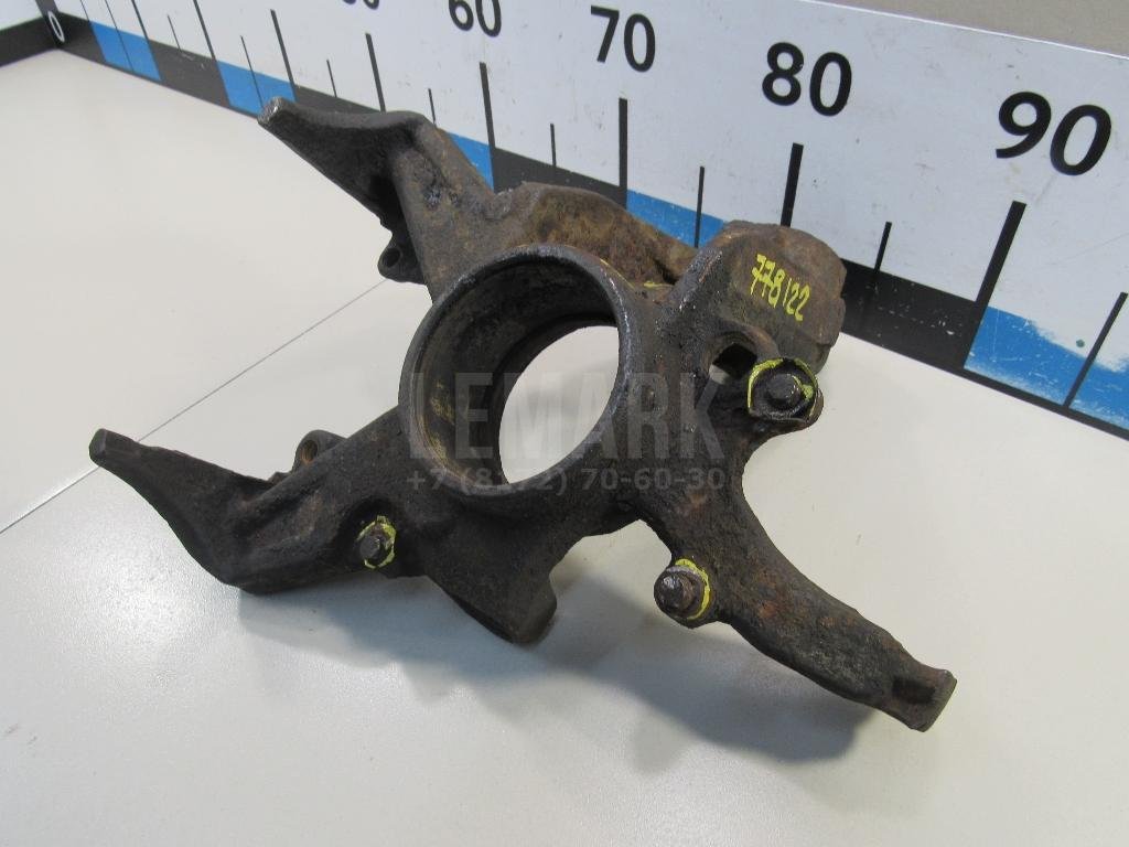 Кулак поворотный передний левый