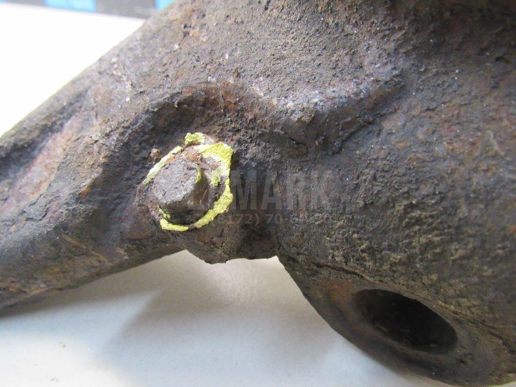 Кулак поворотный передний левый