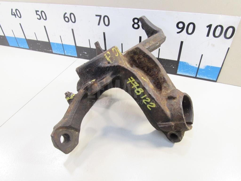 Кулак поворотный передний левый