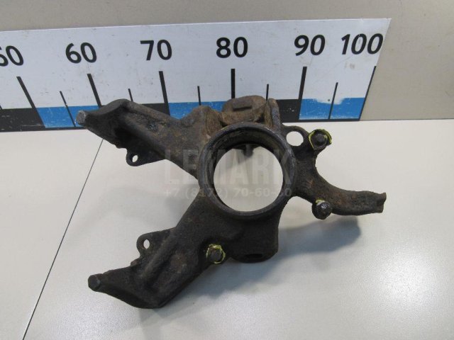 Кулак поворотный передний левый