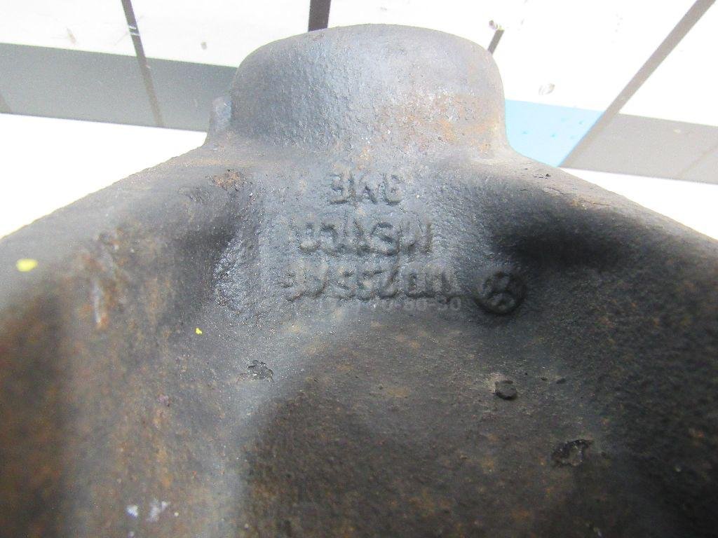 Кулак поворотный передний левый