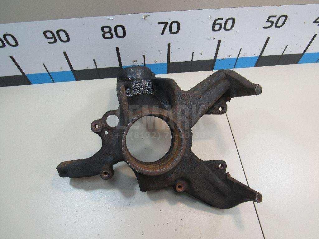 Кулак поворотный передний правый