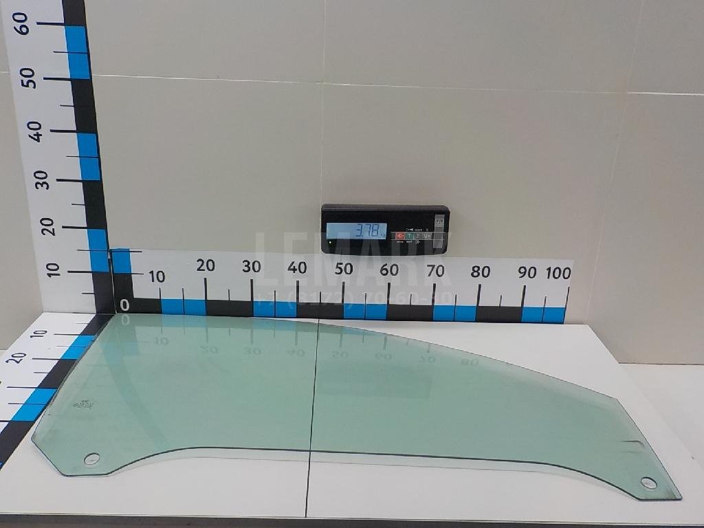 Стекло двери передней правой