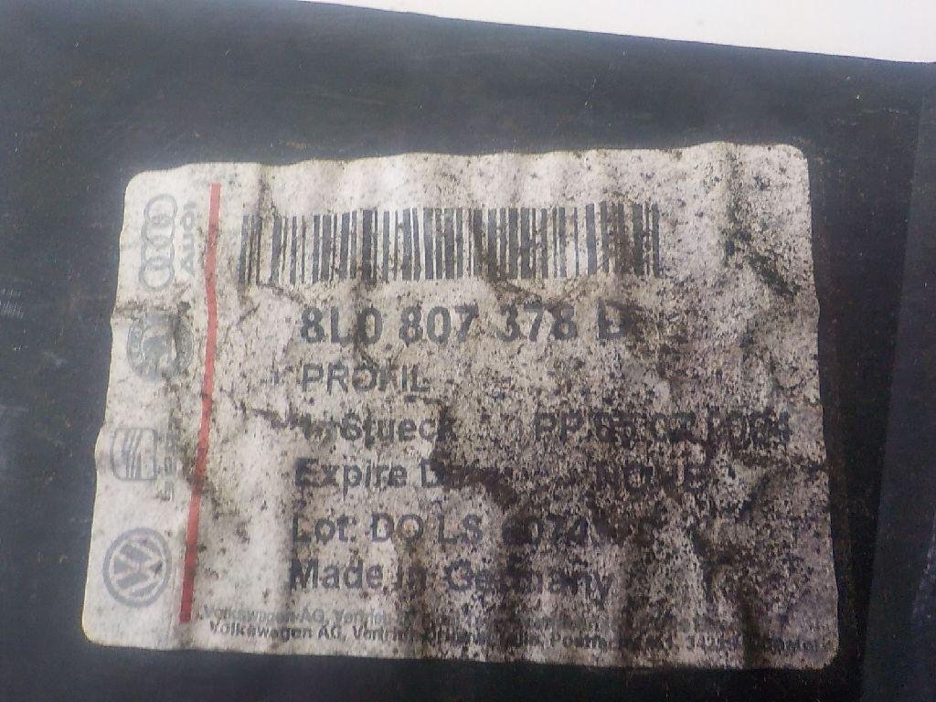 Направляющая заднего бампера правая