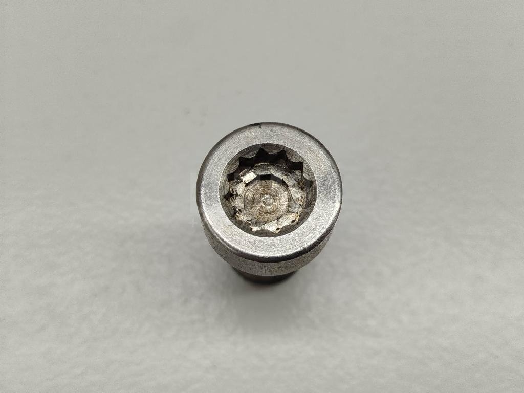 Болт турбокомпрессора (турбины)