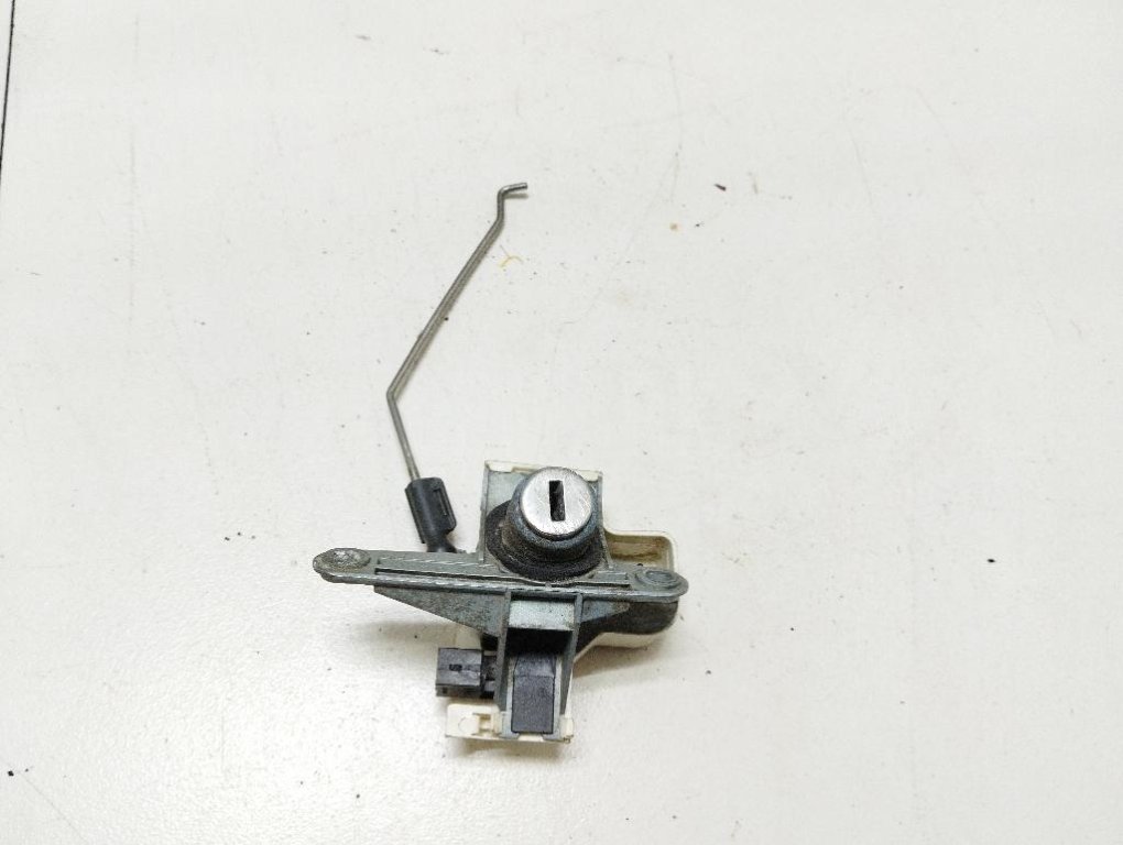 Вставка замка багажника