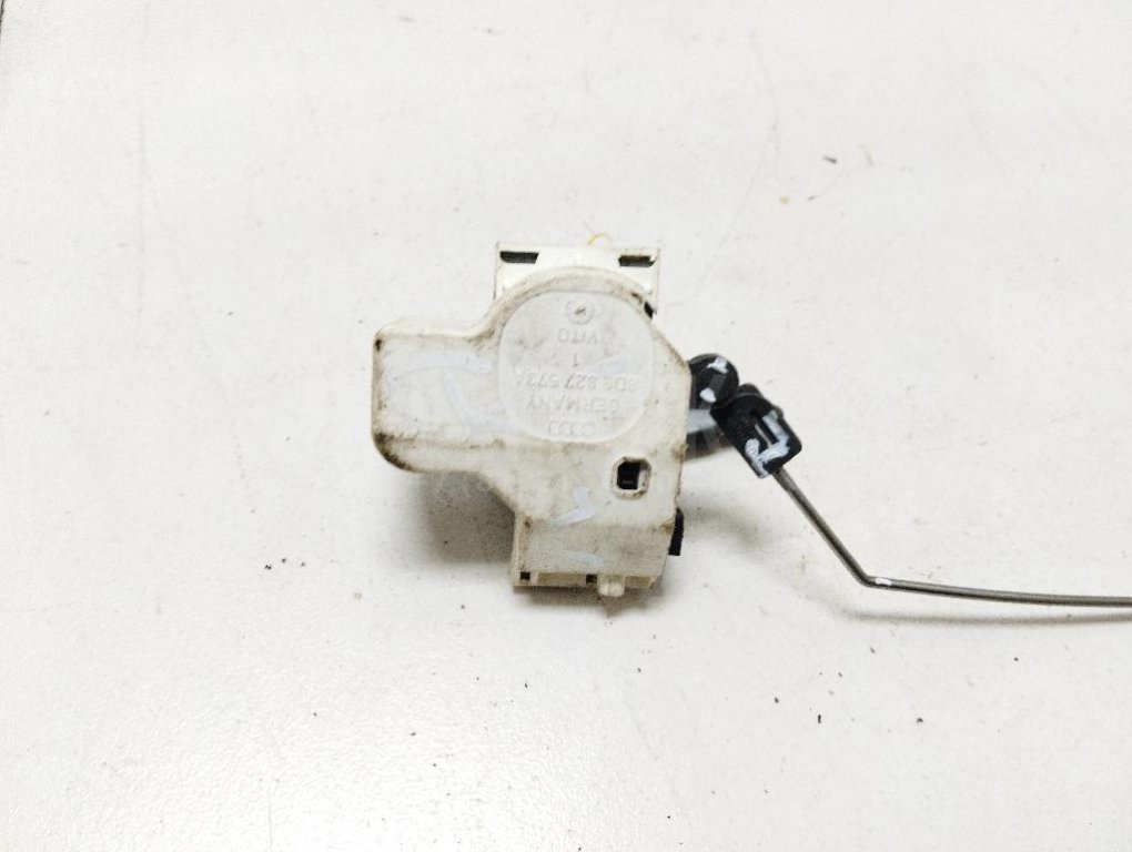 Вставка замка багажника