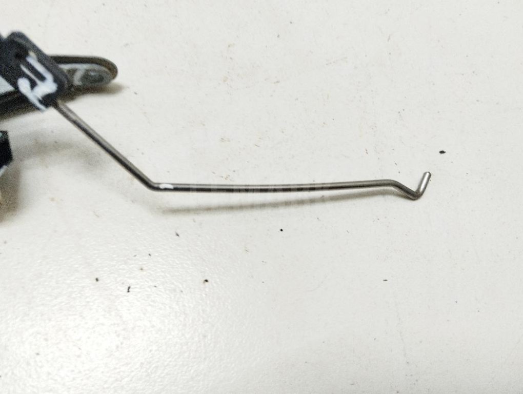 Вставка замка багажника