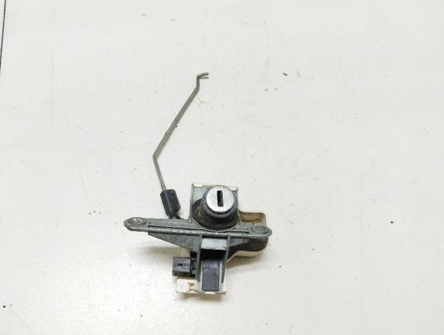 Вставка замка багажника