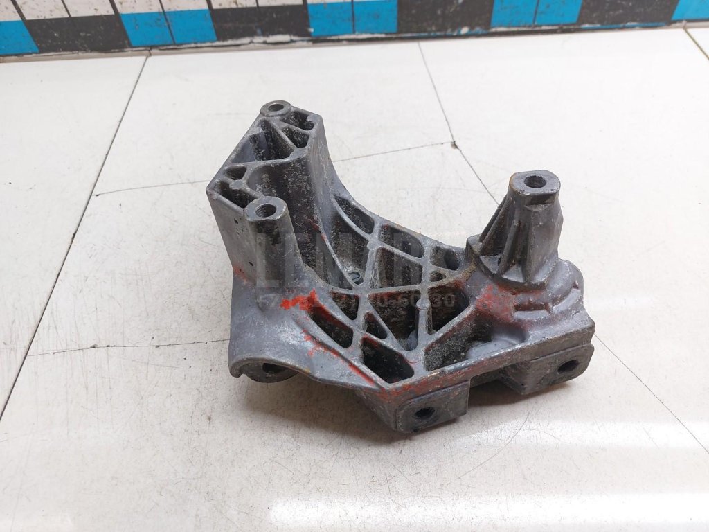 Кронштейн двигателя правый