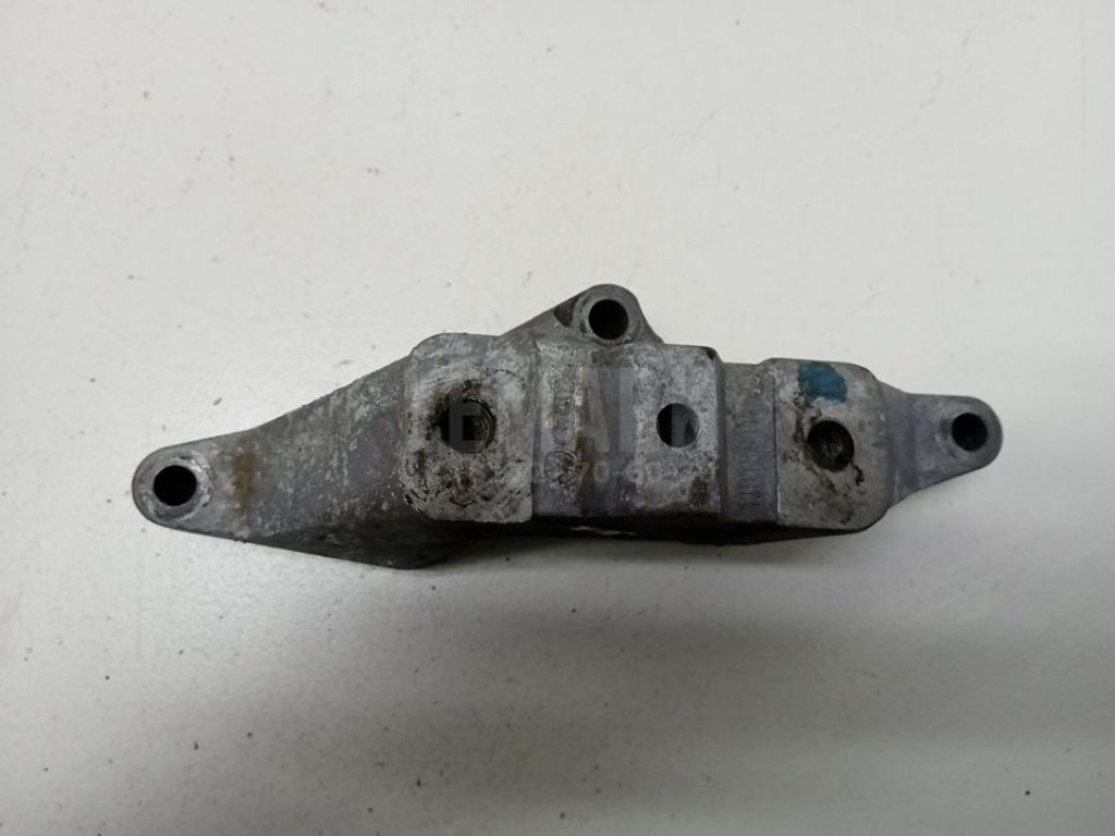 Кронштейн двигателя левый