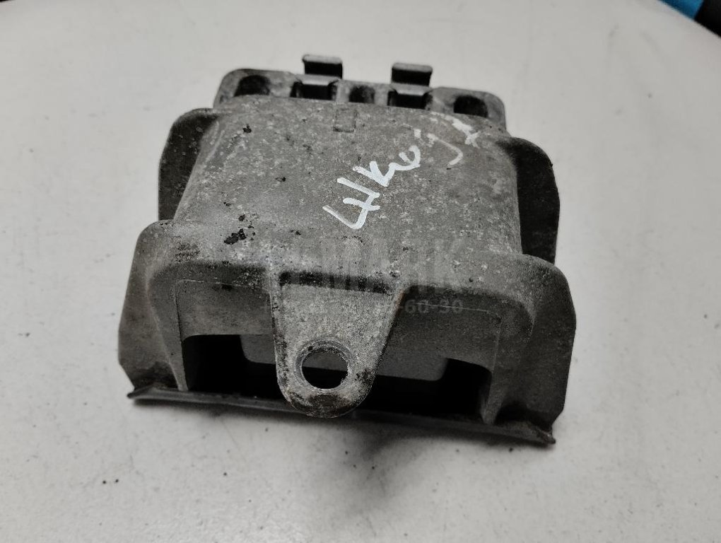 Опора КПП левая