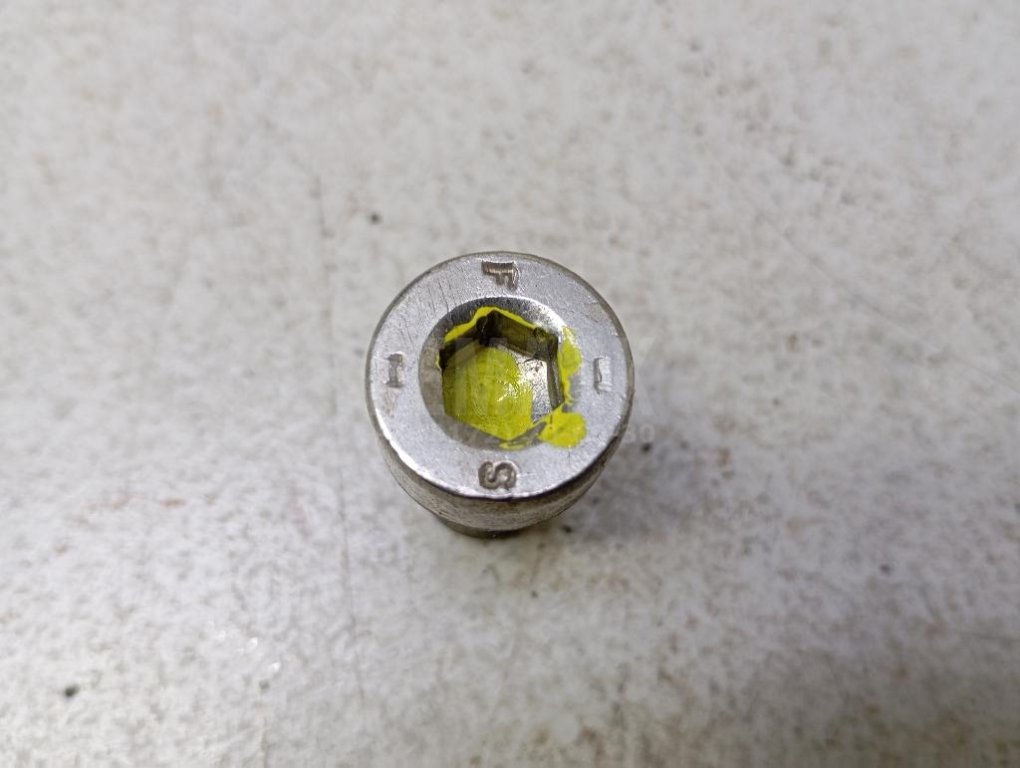 Болт турбокомпрессора (турбины)