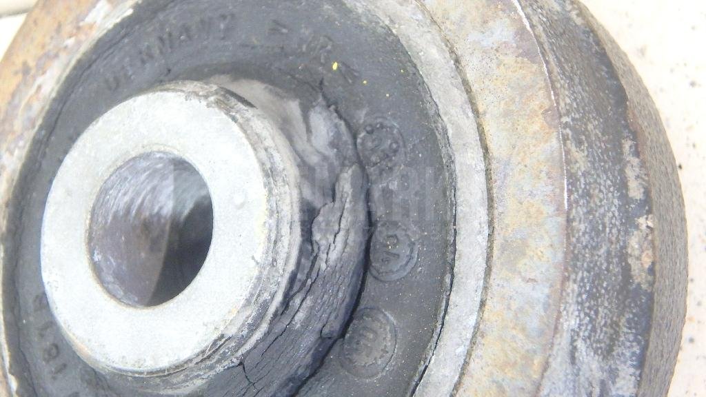 Рычаг передний левый