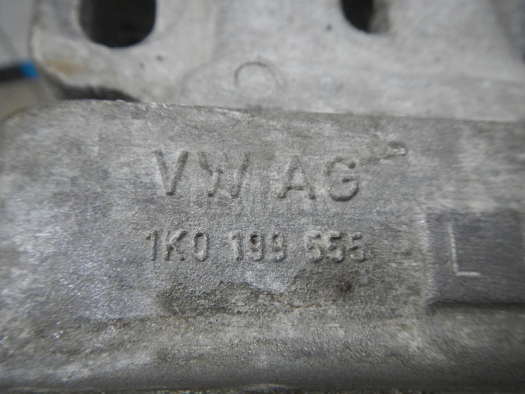 Опора КПП левая