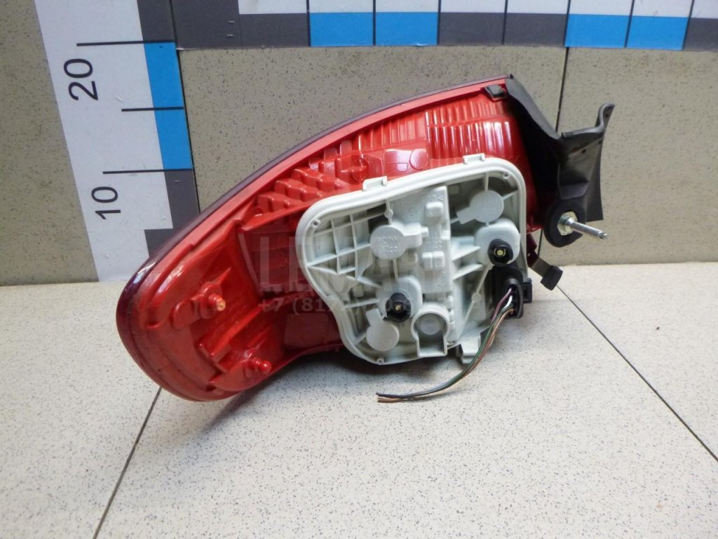 Фонарь задний наружный правый