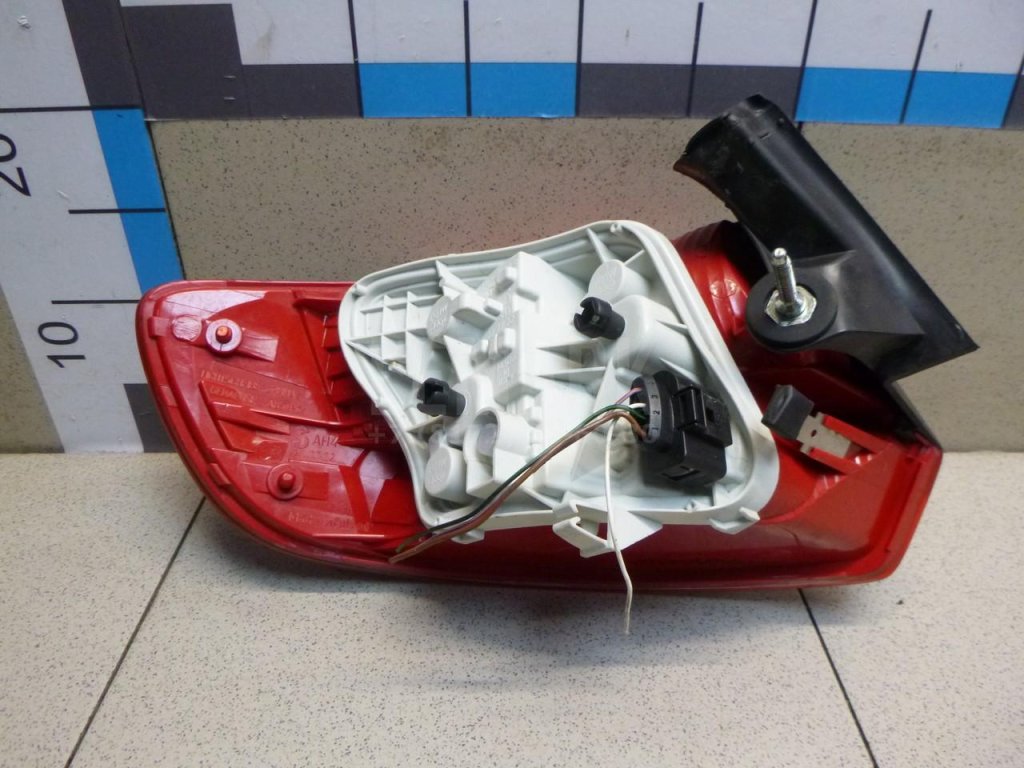 Фонарь задний наружный правый